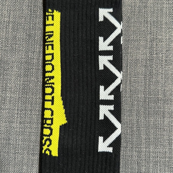 *NEW* OFF WHITE black + white arrow box logo + yellow caution tape hypeb… - Picture 2 of 5